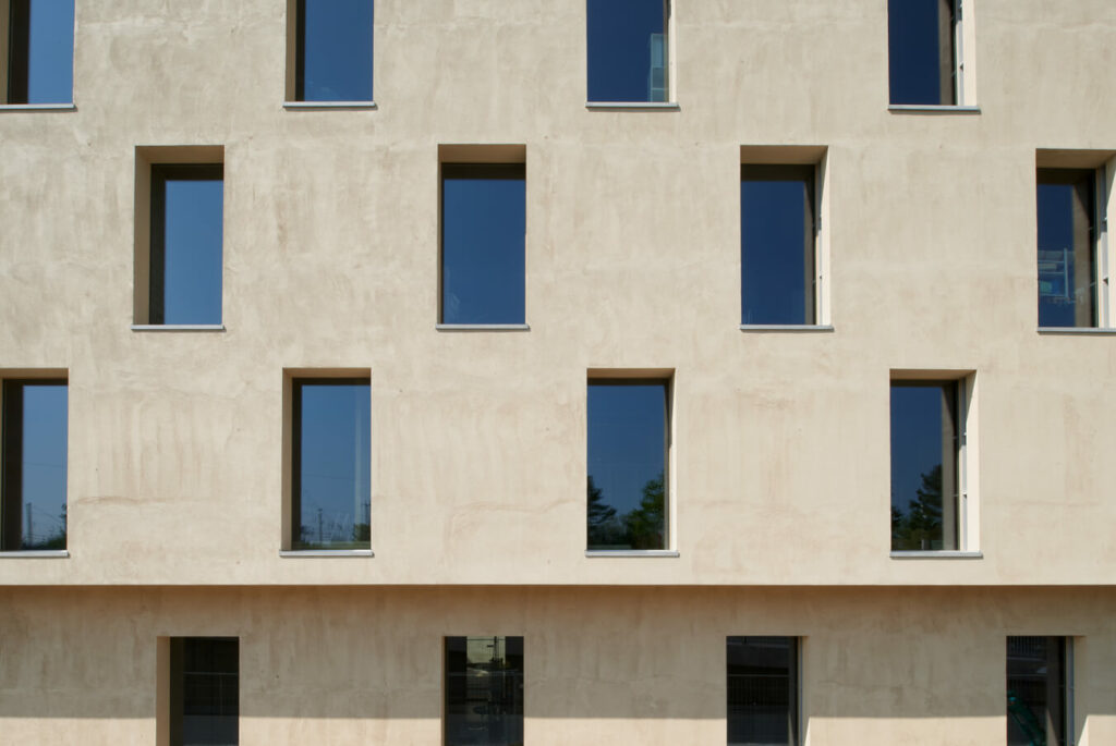 Blick auf die Fassade des Künstlerateliers Erlenmatt Ost in Basel