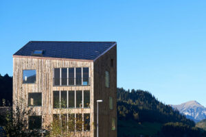 Blick aus dem Solar-Direktgewinnhaus n11 in Zweisimmen