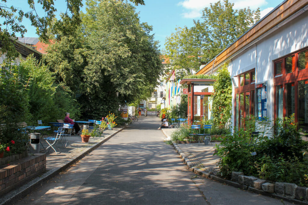 Blick auf den Hauptzugang der UfaFabrik in Berlin